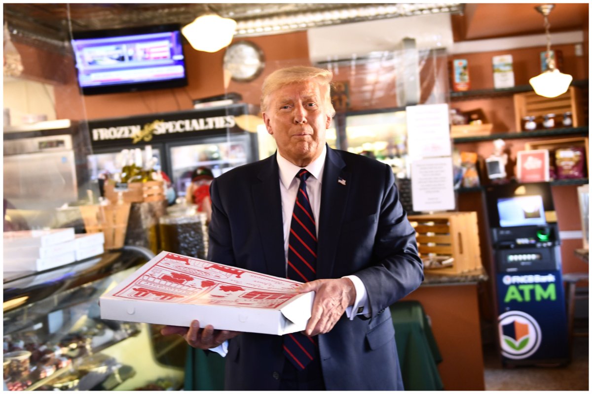 US President Donald Trump stops for pizza