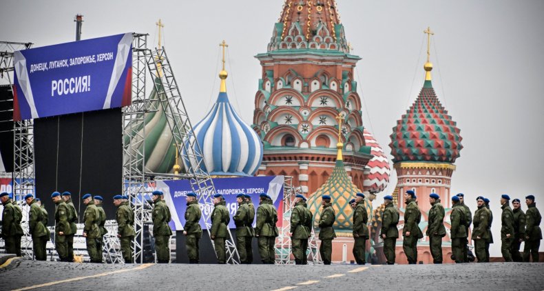Binh sĩ Nga đứng trên Quảng trường Đỏ