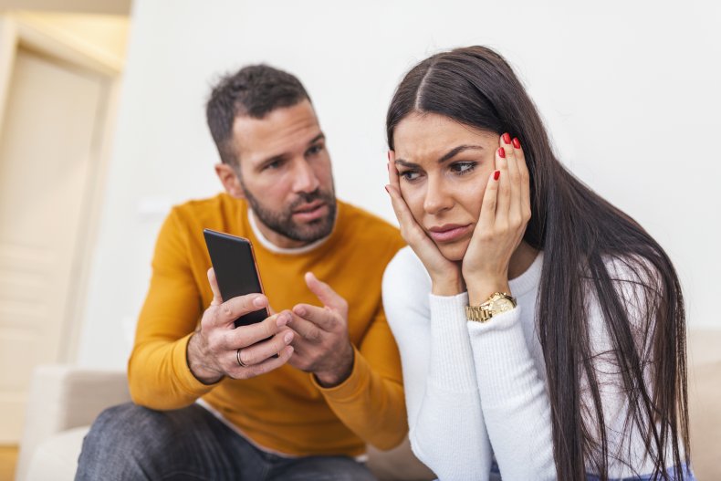 Man confronting woman with phone message