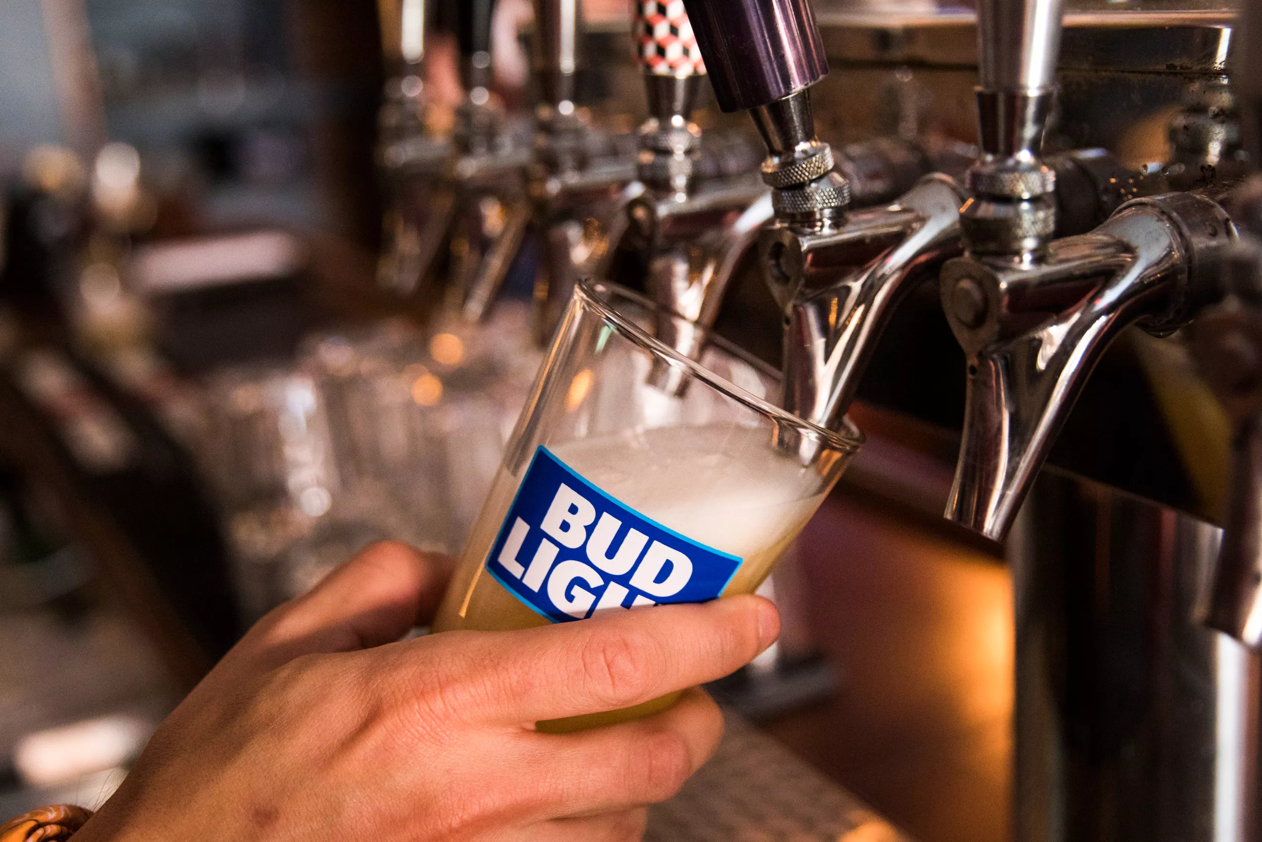 Bud Light Bar Pours Drop 6 Percent Amid Dylan Mulvaney Backlash - Vimarsana News