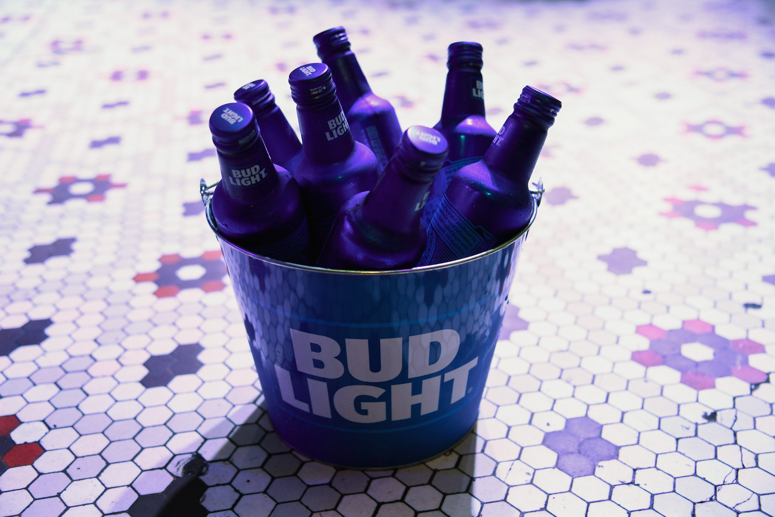 Photo Of Bud Light Being Served At RNC Spring Meeting Goes Viral - Newsweek