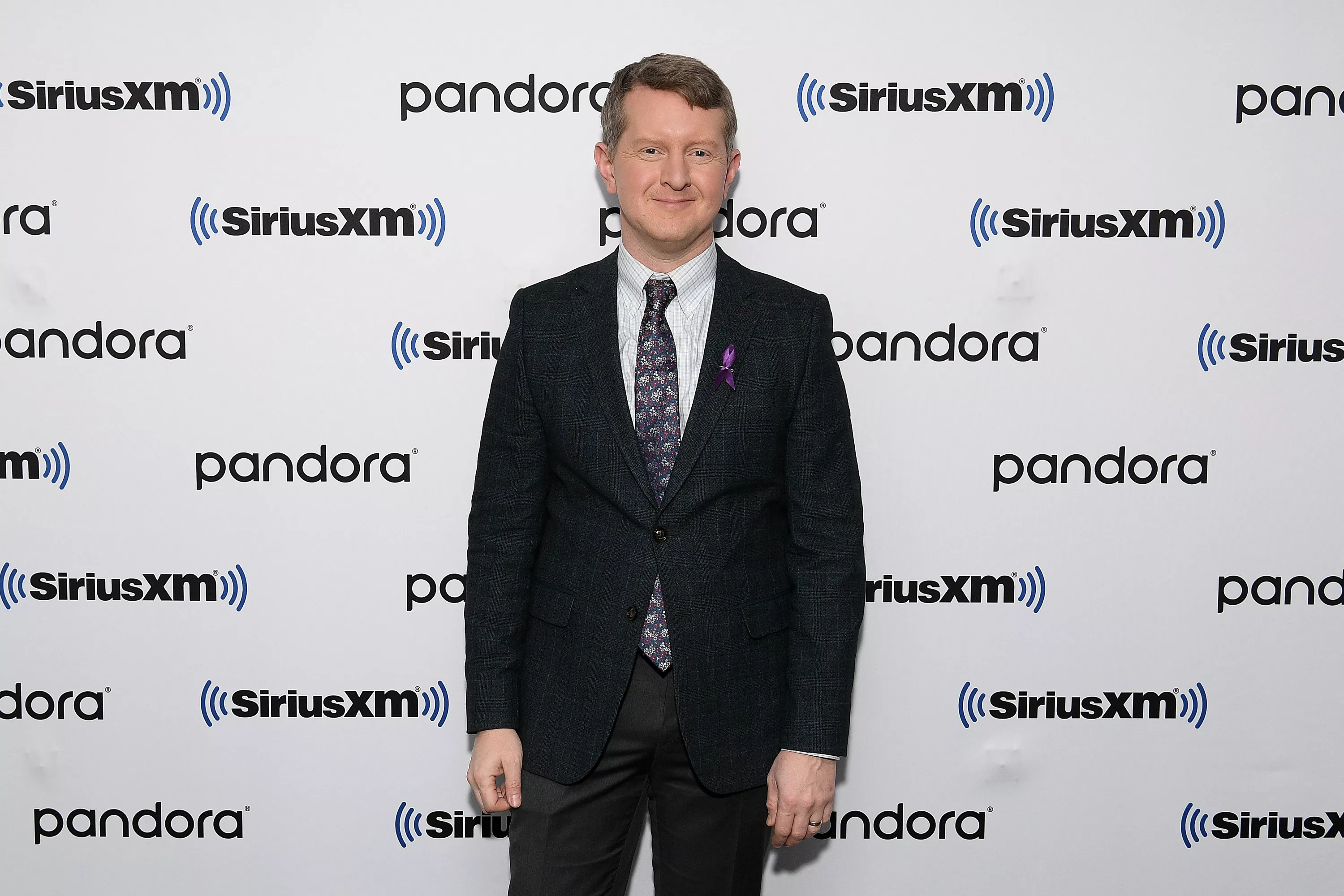 Ken Jennings' Bizarre Hand Gesture During 'Jeopardy!' Clue Puzzles Fans - Vimarsana News