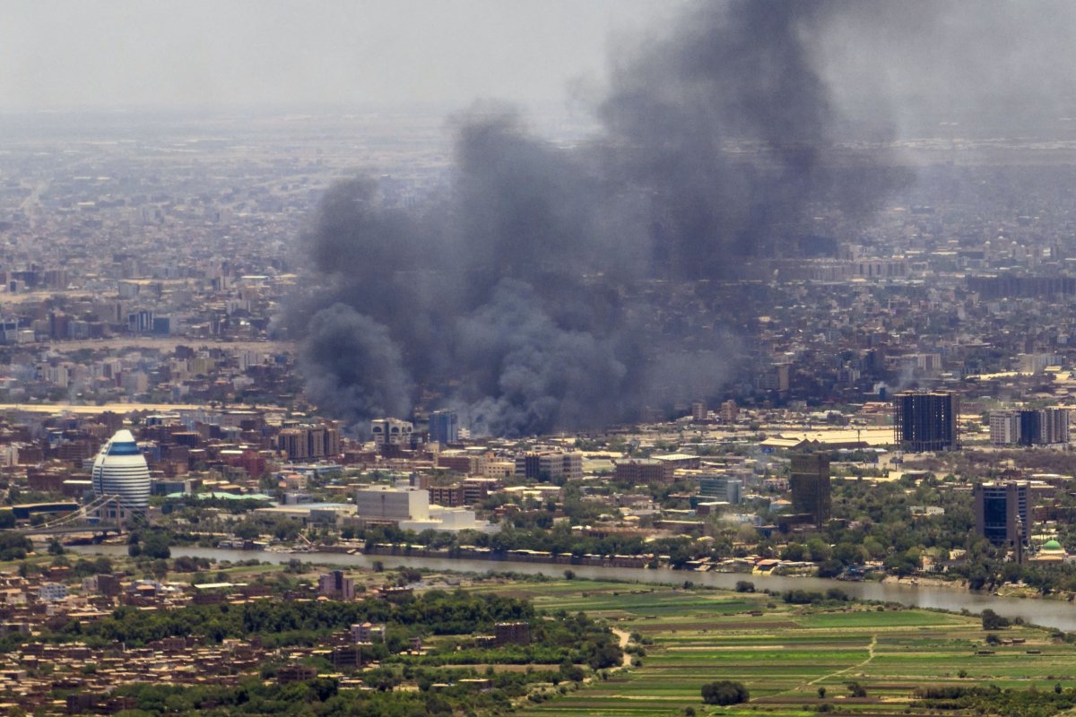 Smoke billows over Khartoum amid Sudan fighting