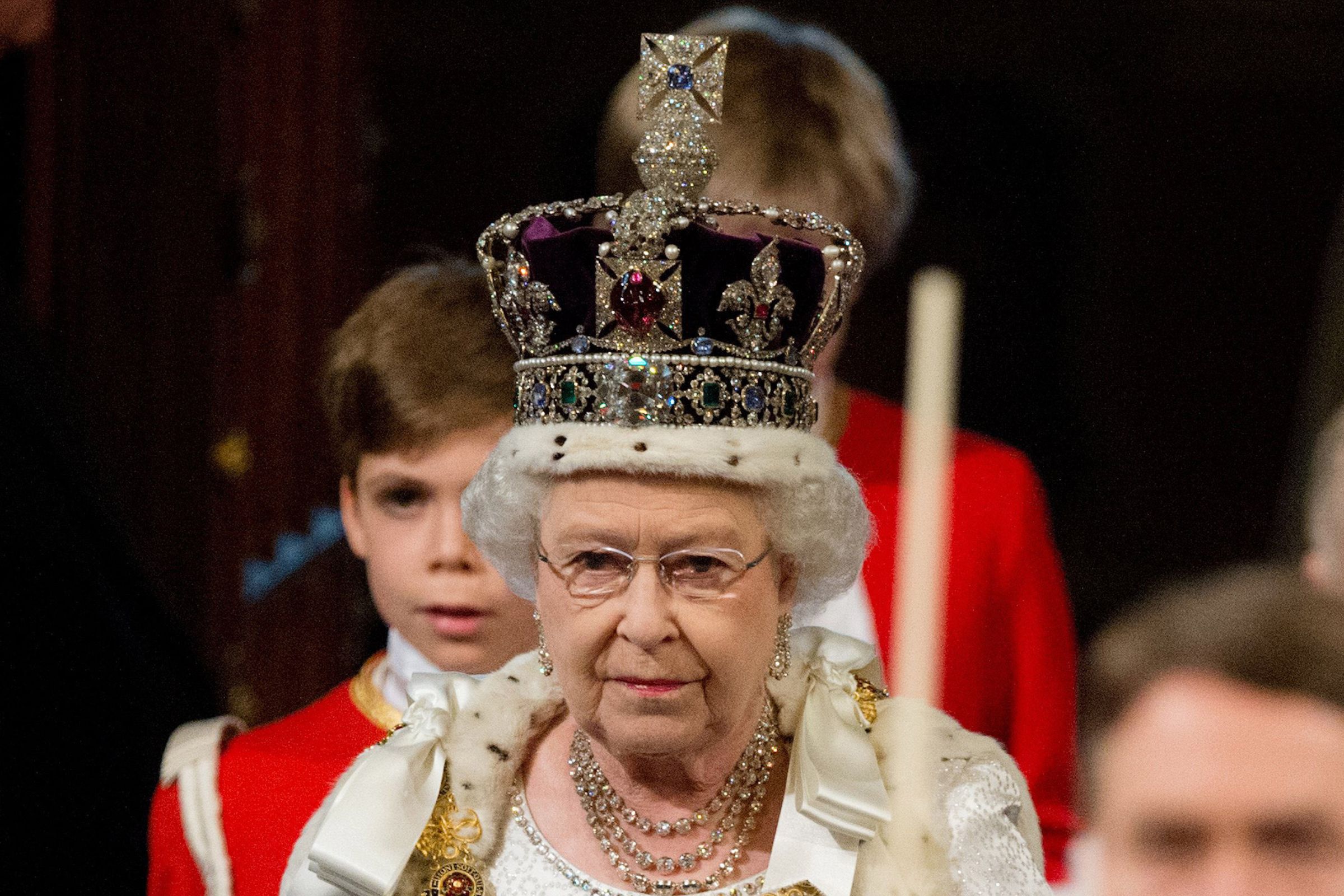 Queen Elizabeth Iis Hilarious Description Of Royal Crown Resurfaces