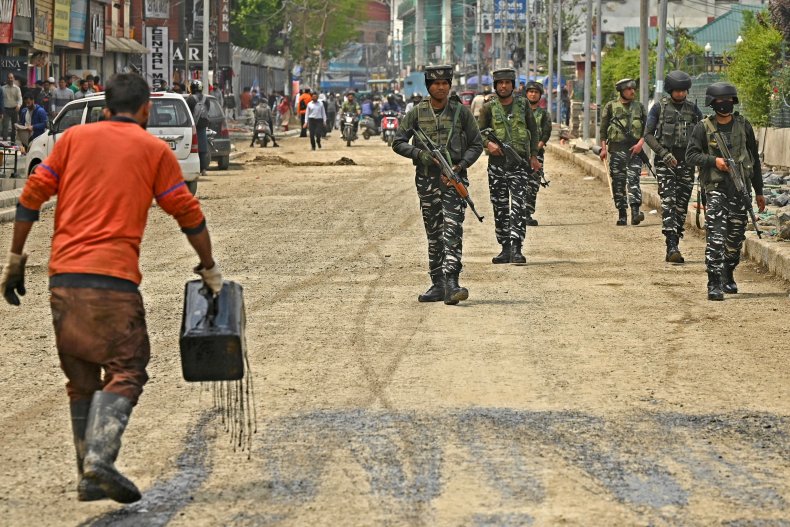 India, paramilitary, forces, patrol, in, Srinagar, Kashmir