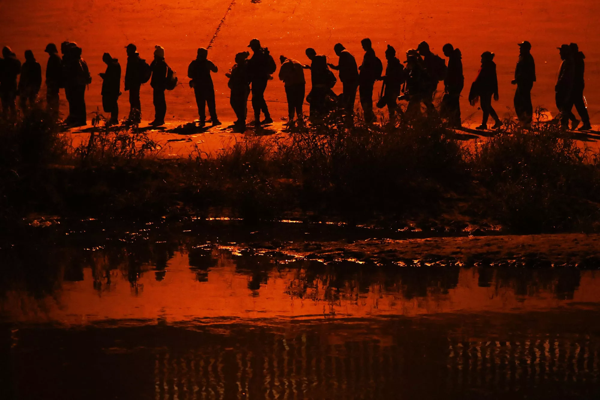 Migrants Crossing Border as Title 42 Lifts Face Dangerous Rainfall in Texas - Vimarsana News