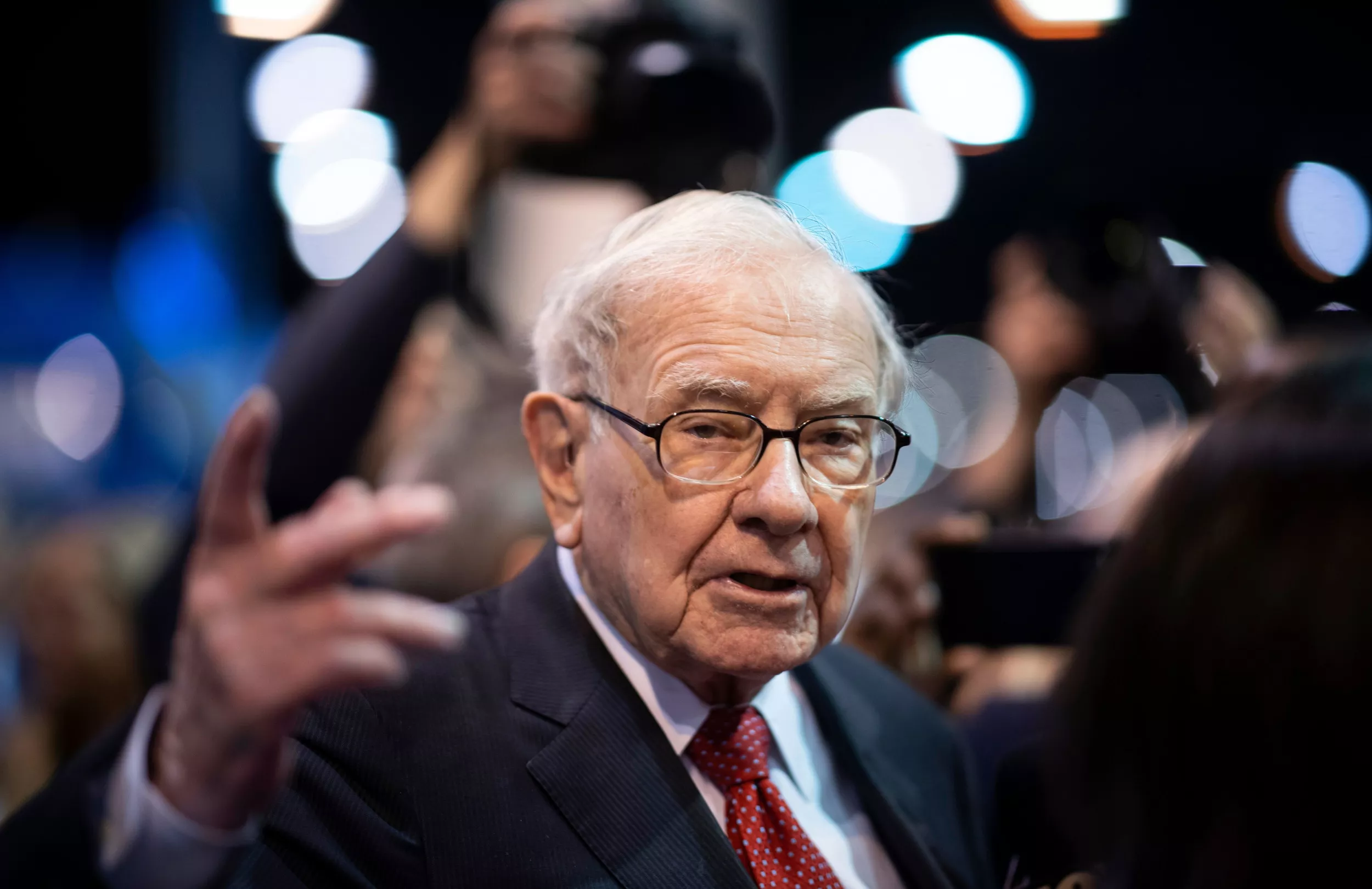 Warren Buffett Dumping $13bn Worth of Stock Rings Alarm Bells Over Economy - Vimarsana News