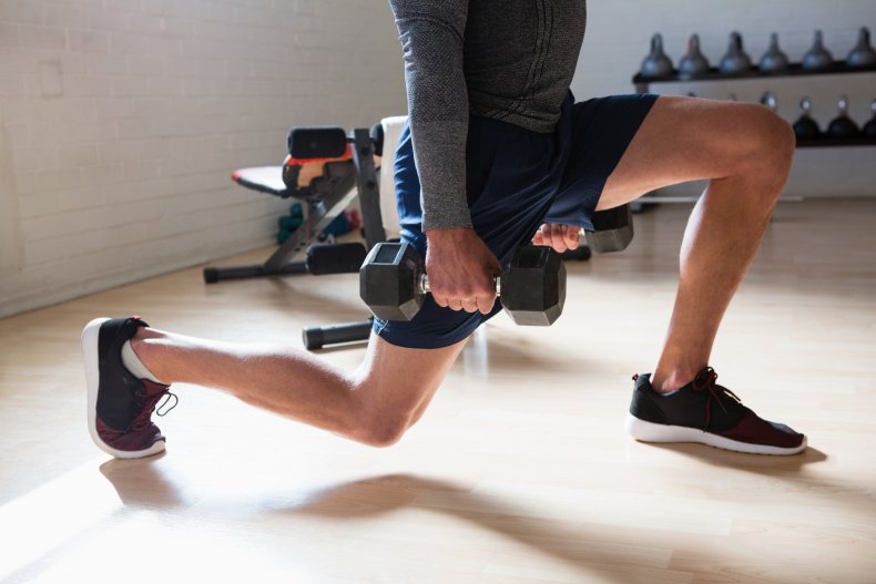 Person doing lunges at gym.