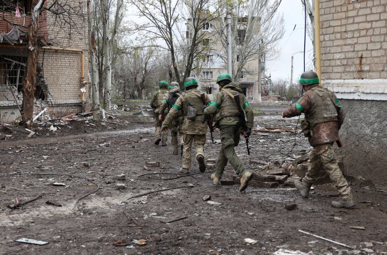 Quân đội Ukraine di chuyển trong trận chiến Bakhmut Donetsk