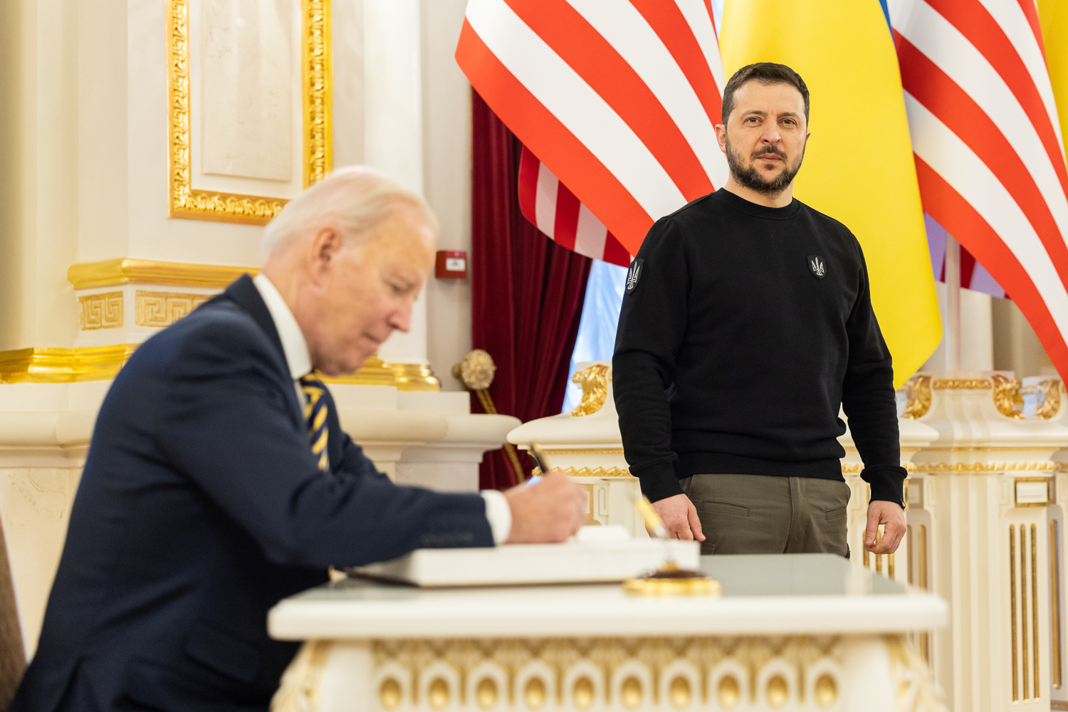 Biden OKs F-16s for Zelensky, Then Flies Home to Face Debt Ceiling Crisis