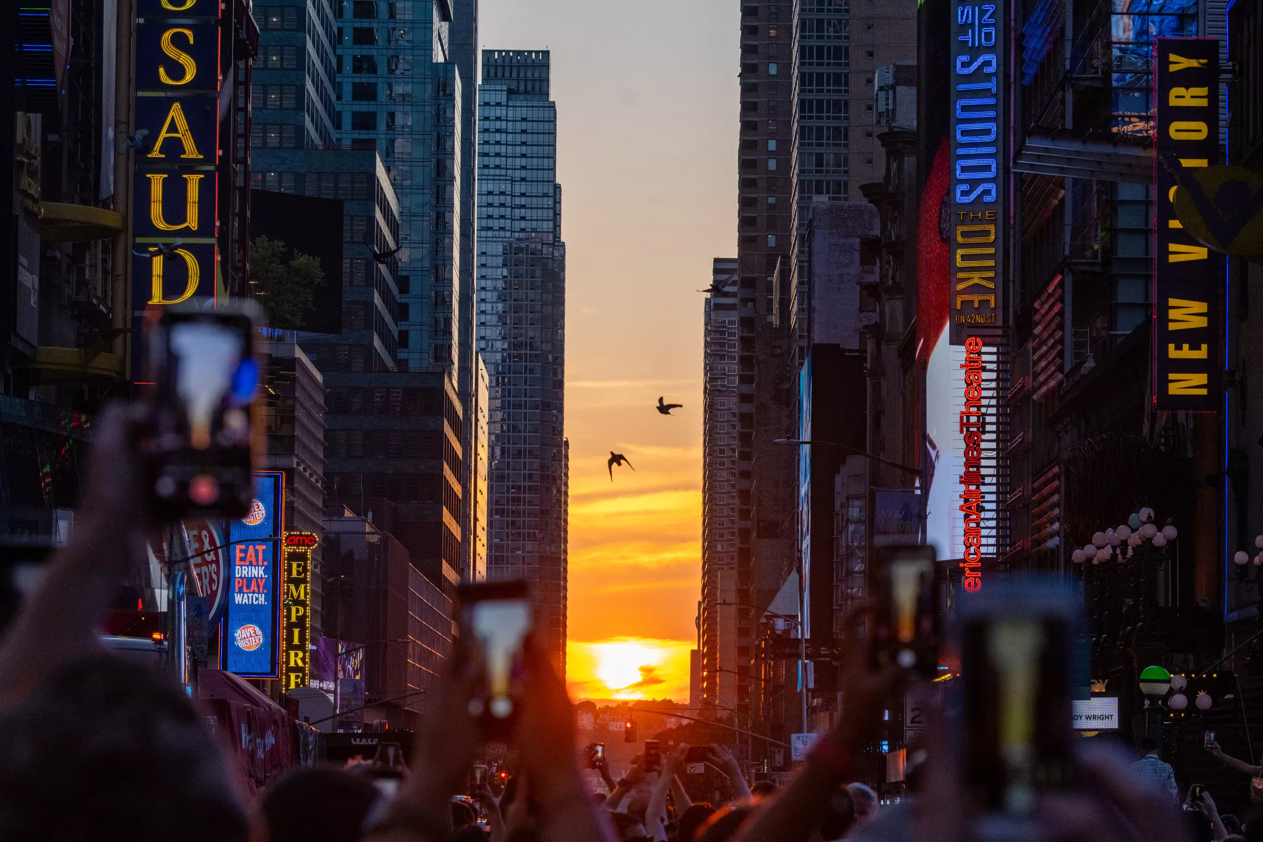 Photos and Videos Capture 'Manhattanhenge' Phenomenon in NYC - Vimarsana News