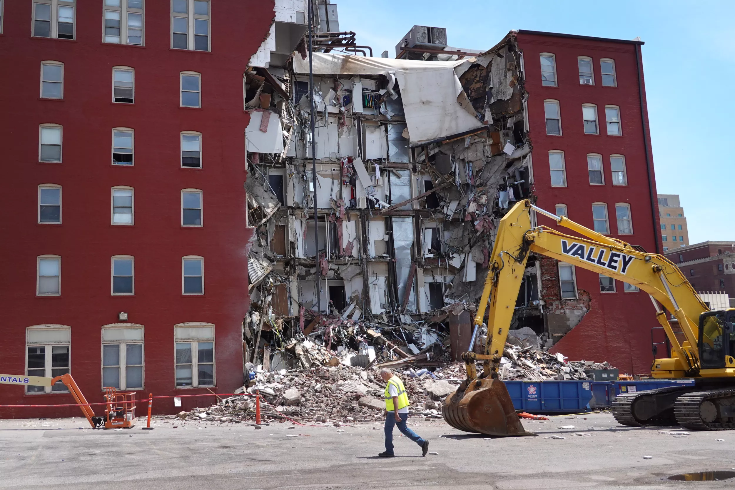 Davenport Building Collapse Survivor: 'They're Not Telling the Full Story' - Vimarsana News