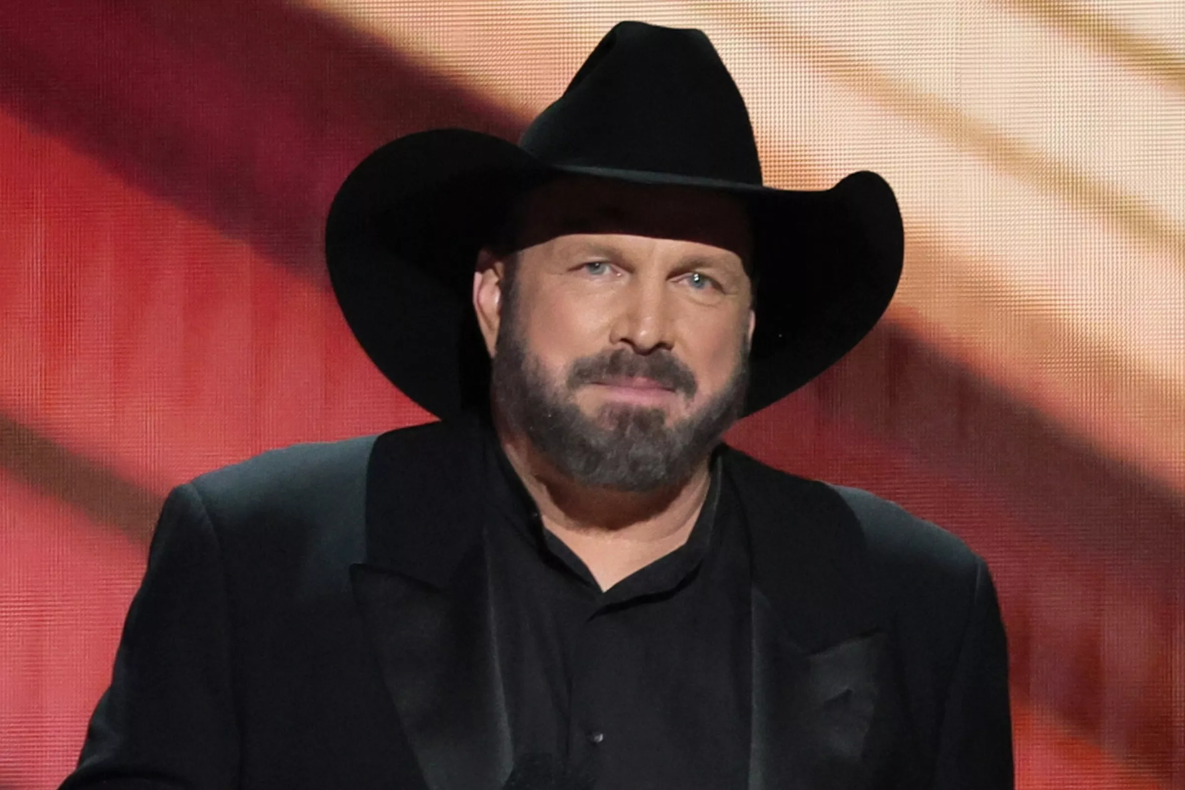 Garth Brooks Explains Why He's Refusing to Ban Bud Light From His Bar - Vimarsana News