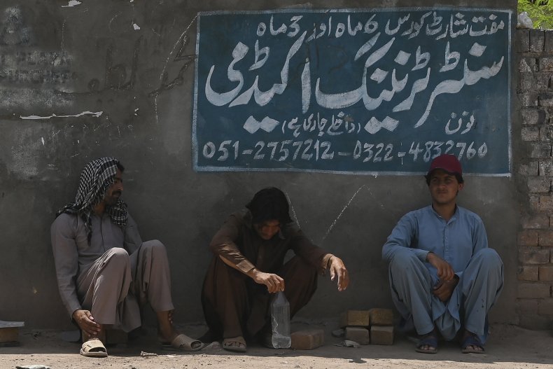 Pakistan, laborers, sit, as, economy, faulters