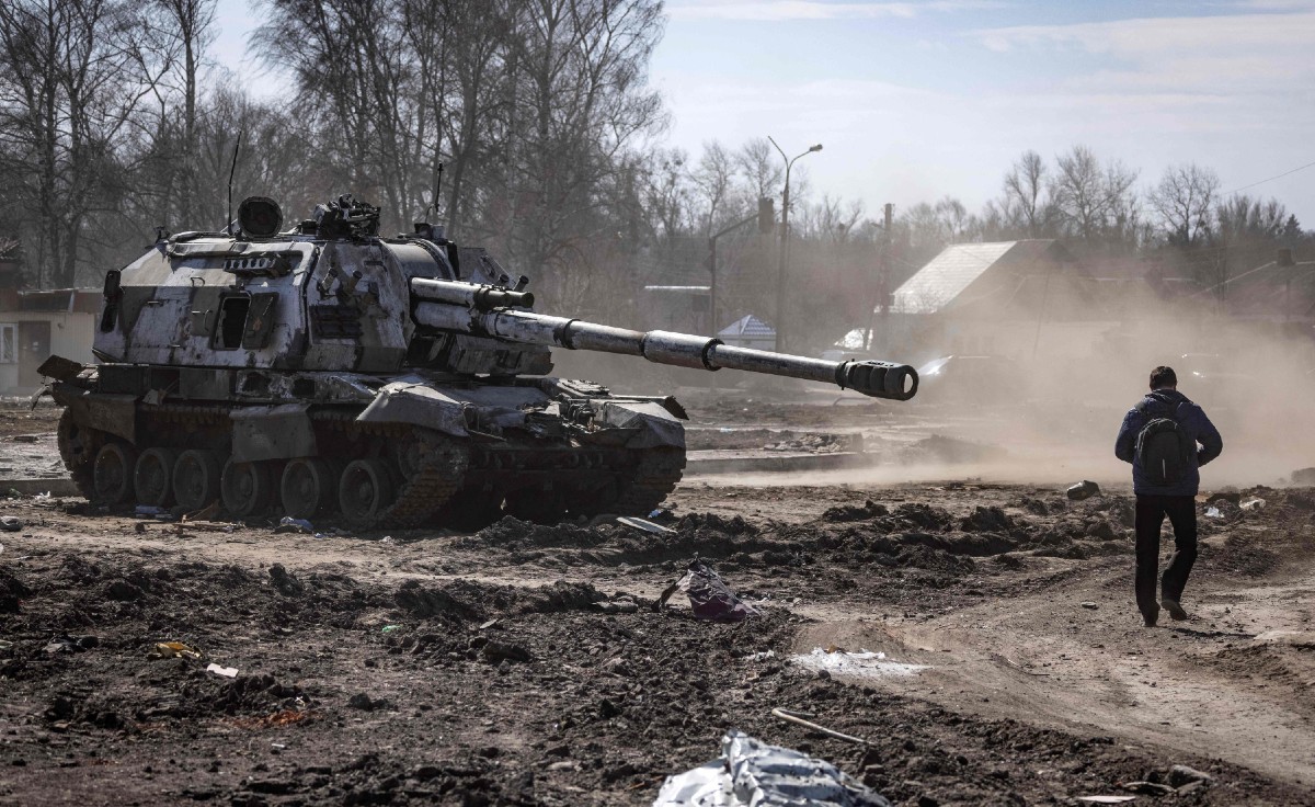 فيديو يظهر “الذئاب البيضاء” الأوكرانية وهي تضع النفايات في الدبابات الروسية