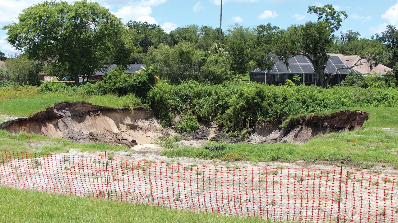 Huge Sinkhole Opens Up in Florida