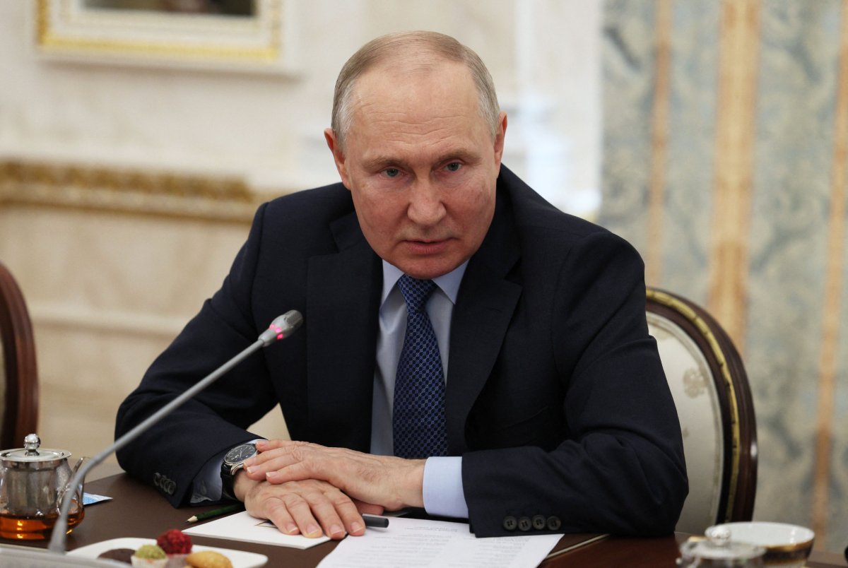 Putin speaks with milbloggers at Kremlin meeting