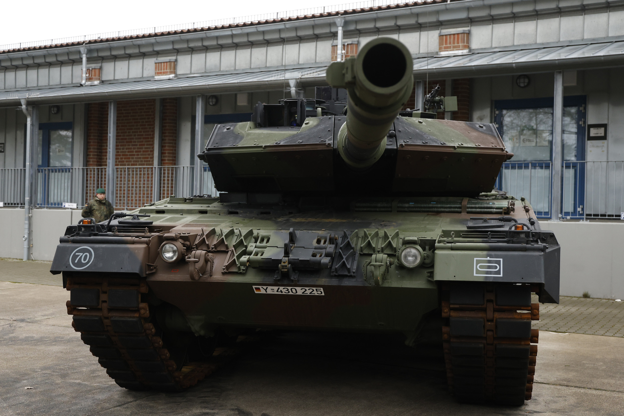 Video Shows Abandoned Leopard Tank Stuck in Ditch Near Frontline Video Shows Abandoned Leopard Tank Stuck in Ditch Near Frontline