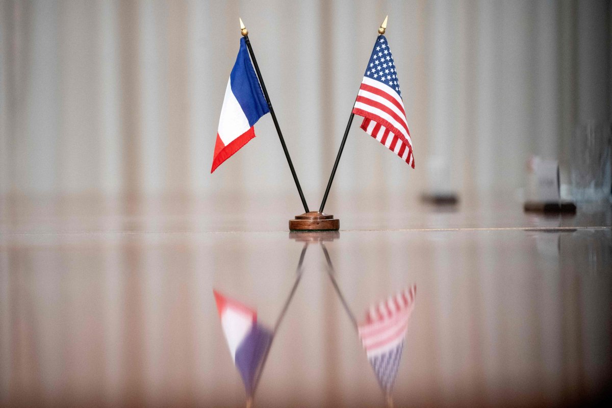 A French and U.S. flag 