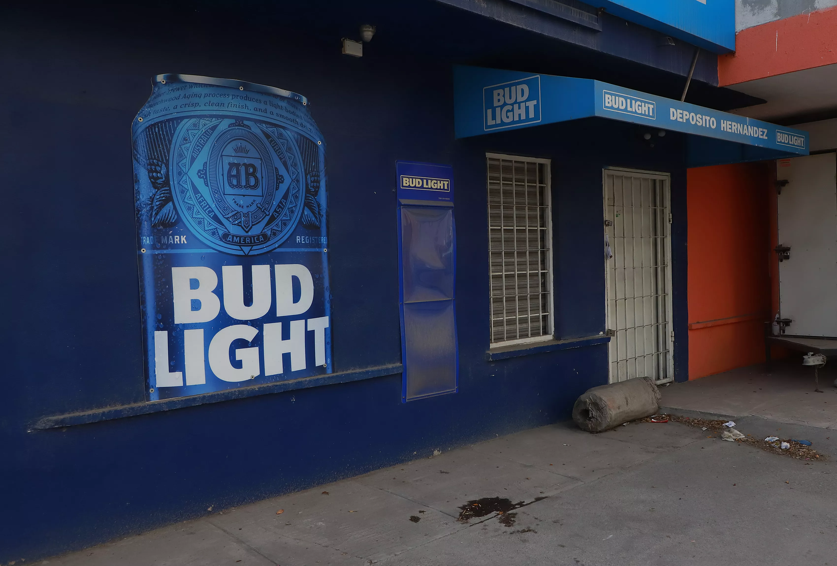 bud-light-beer-shop.webp?w=1600&h=900&q=