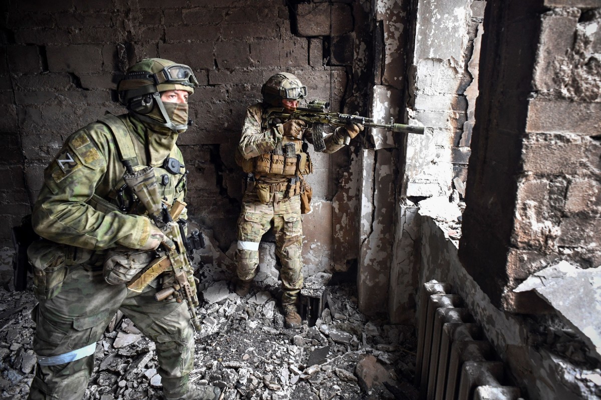 ウクライナの兵士、グラフィックビデオからロシア人でいっぱいの塹壕を削除