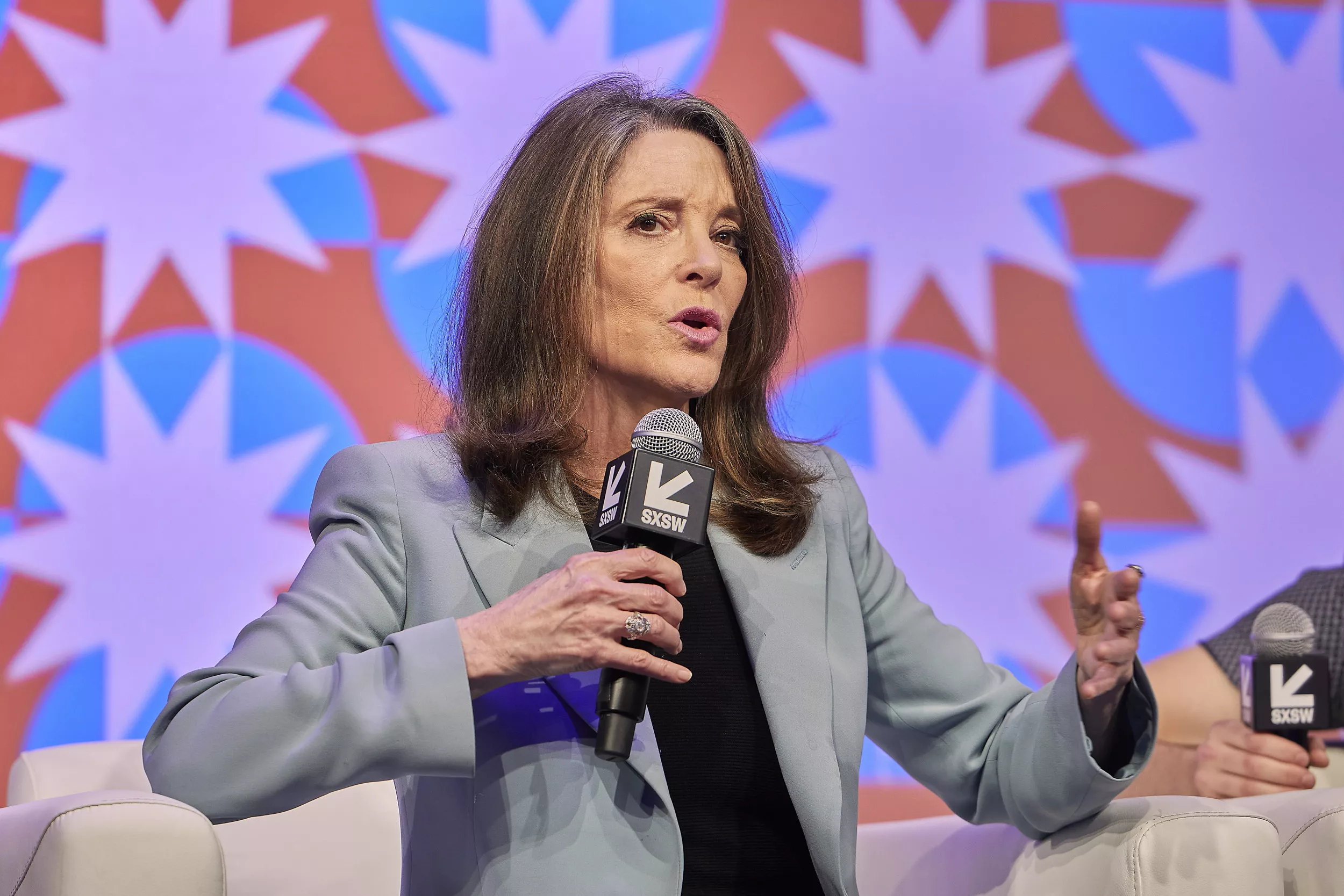 Democrats Block High Schoolers From Meeting With Marianne Williamson - Vimarsana News