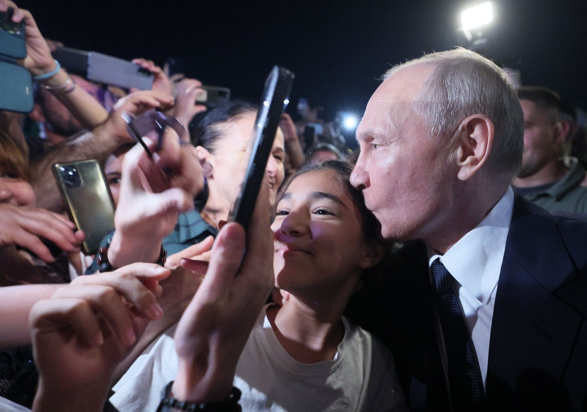 Putin Kissing Fans Sparks Body Double Conspiracy Theory