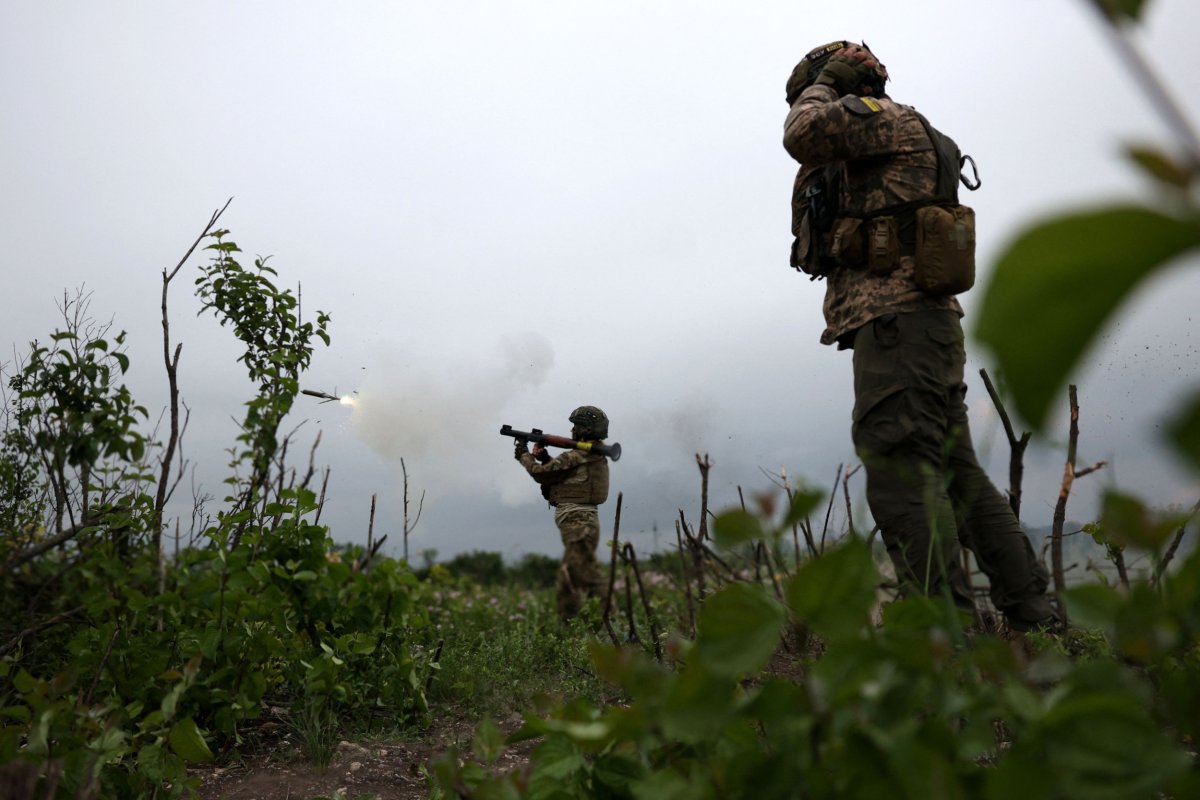 Ukraine soldier fires RPG near Bakhmut Donetsk