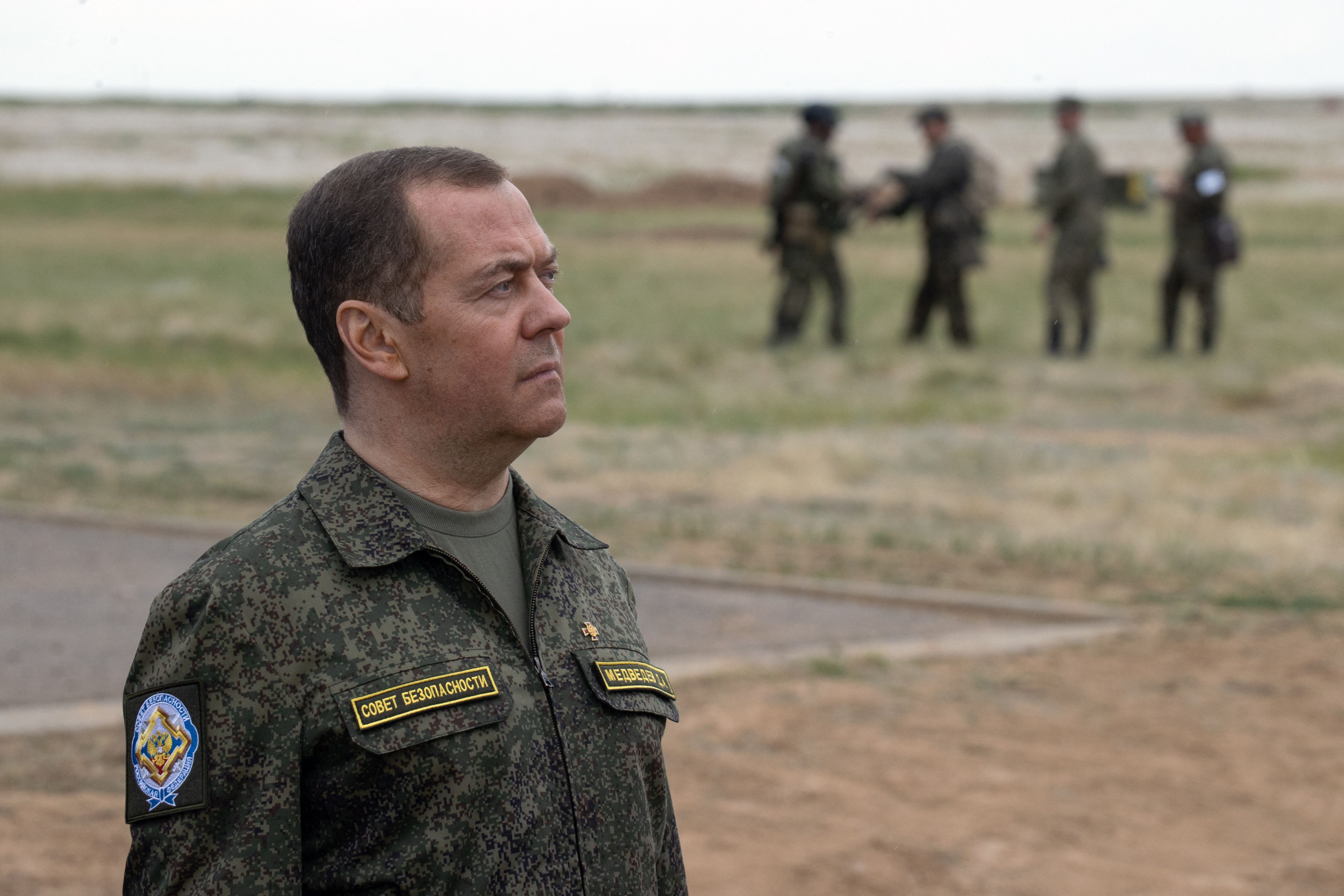 «Шениль Байден» рискует Третьей мировой войной с помощью кассетных бомб: Медведев из России