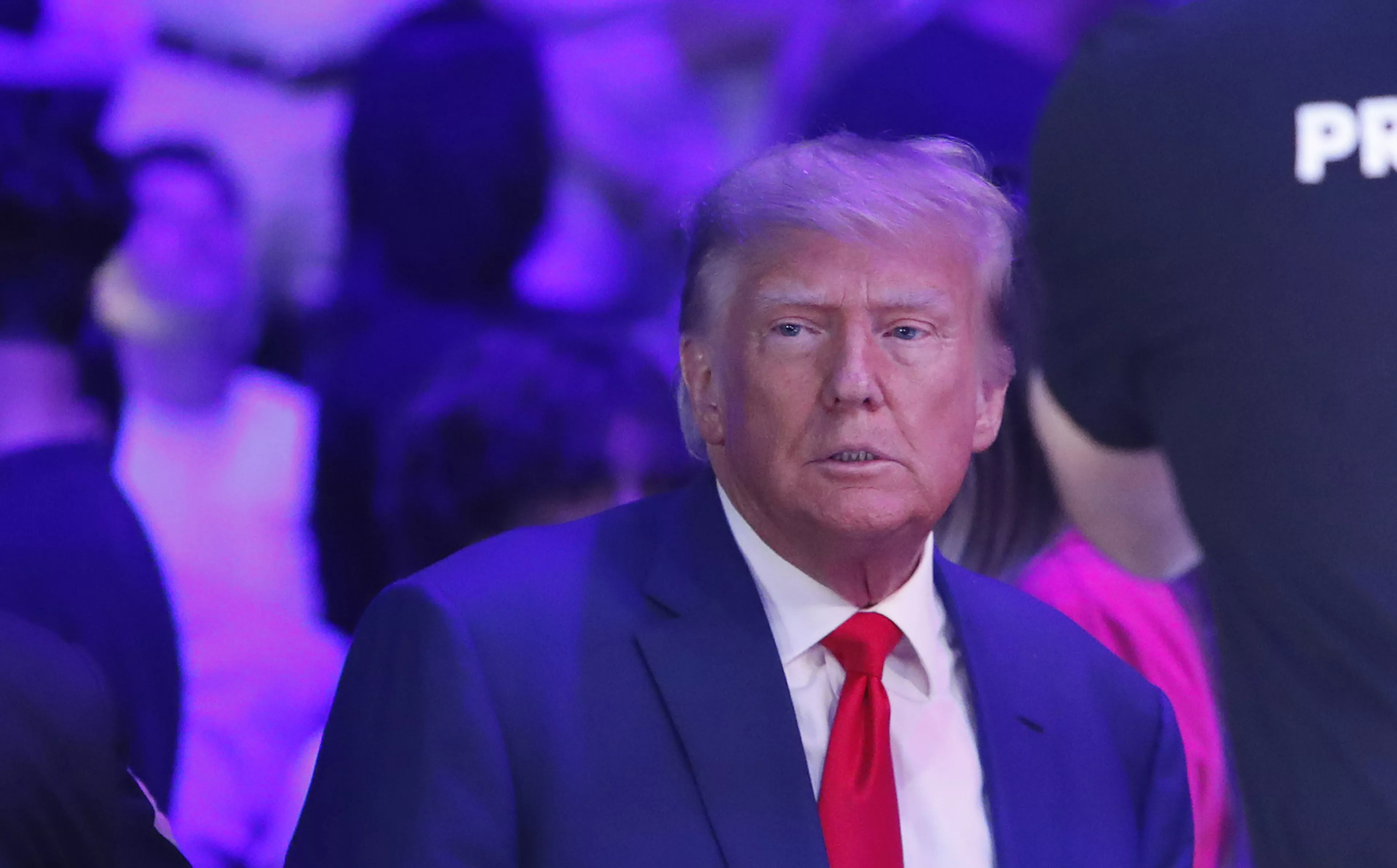 Police Taking Selfies With Donald Trump Sparks Outrage: 'Disgraceful' - Vimarsana News