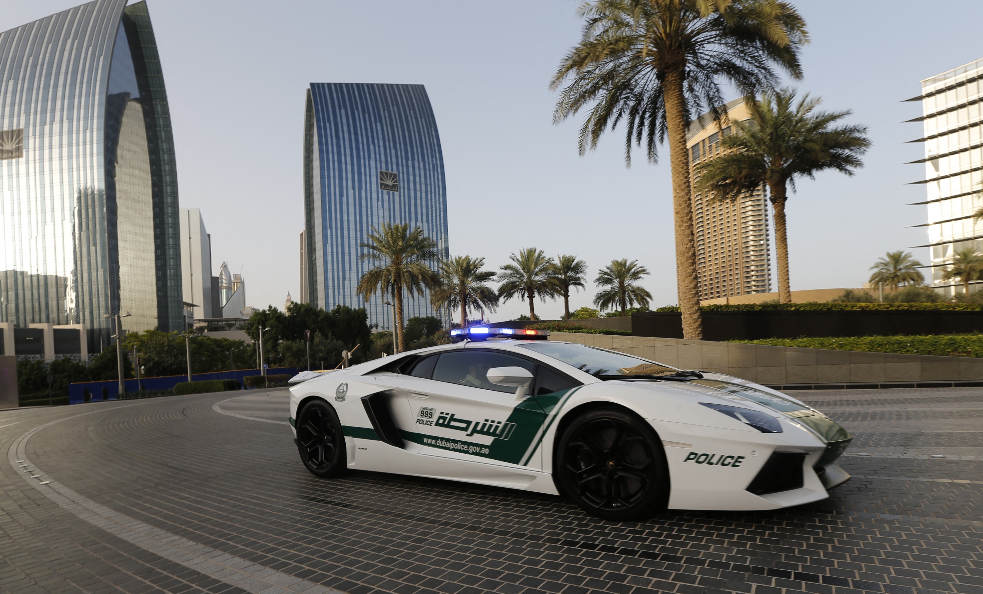 Дубайские машины. Ламборгини авентадор полиция Дубая. Ламборджини полиция Дубай. Дубайская Полицейская Ламборджини. Полиция в ОАЭ Ламборгини.