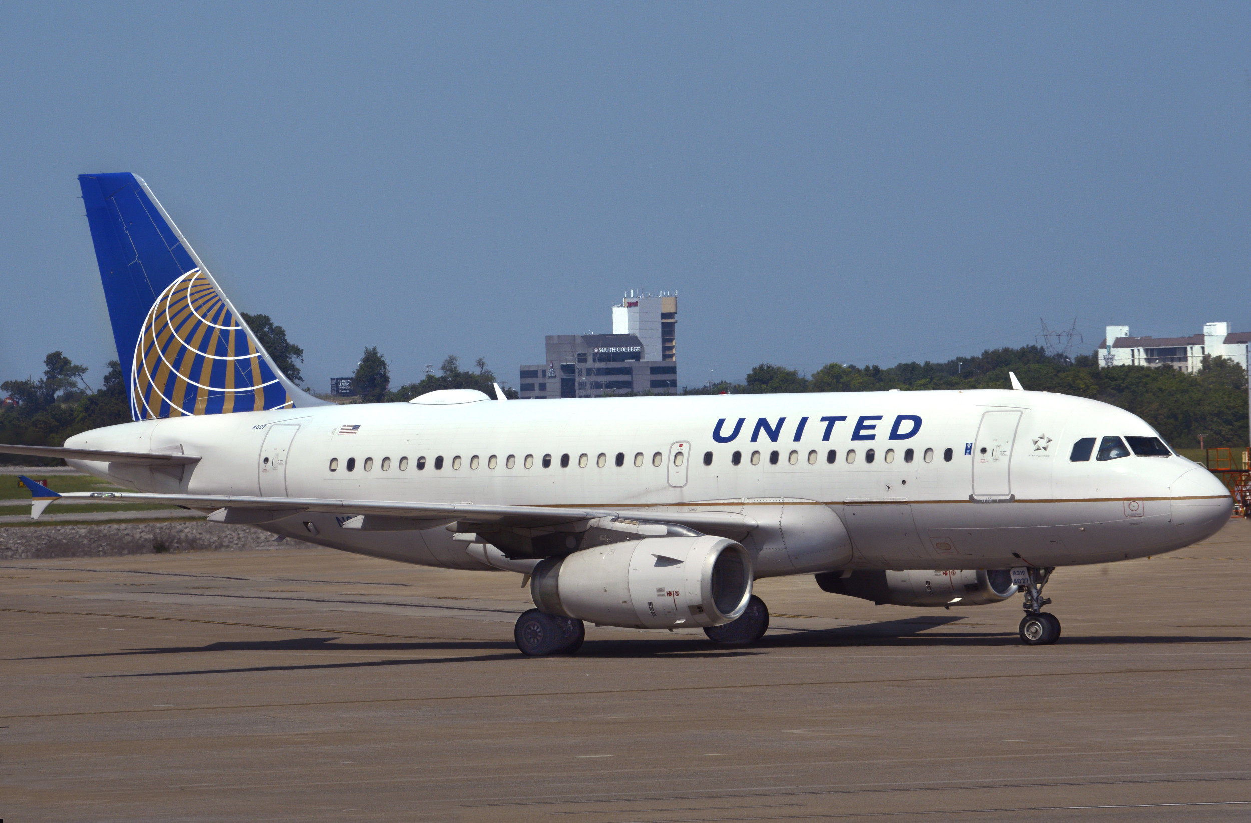 United Airlines Emergency Slide Which Fell Into Backyard Sparks Backlash