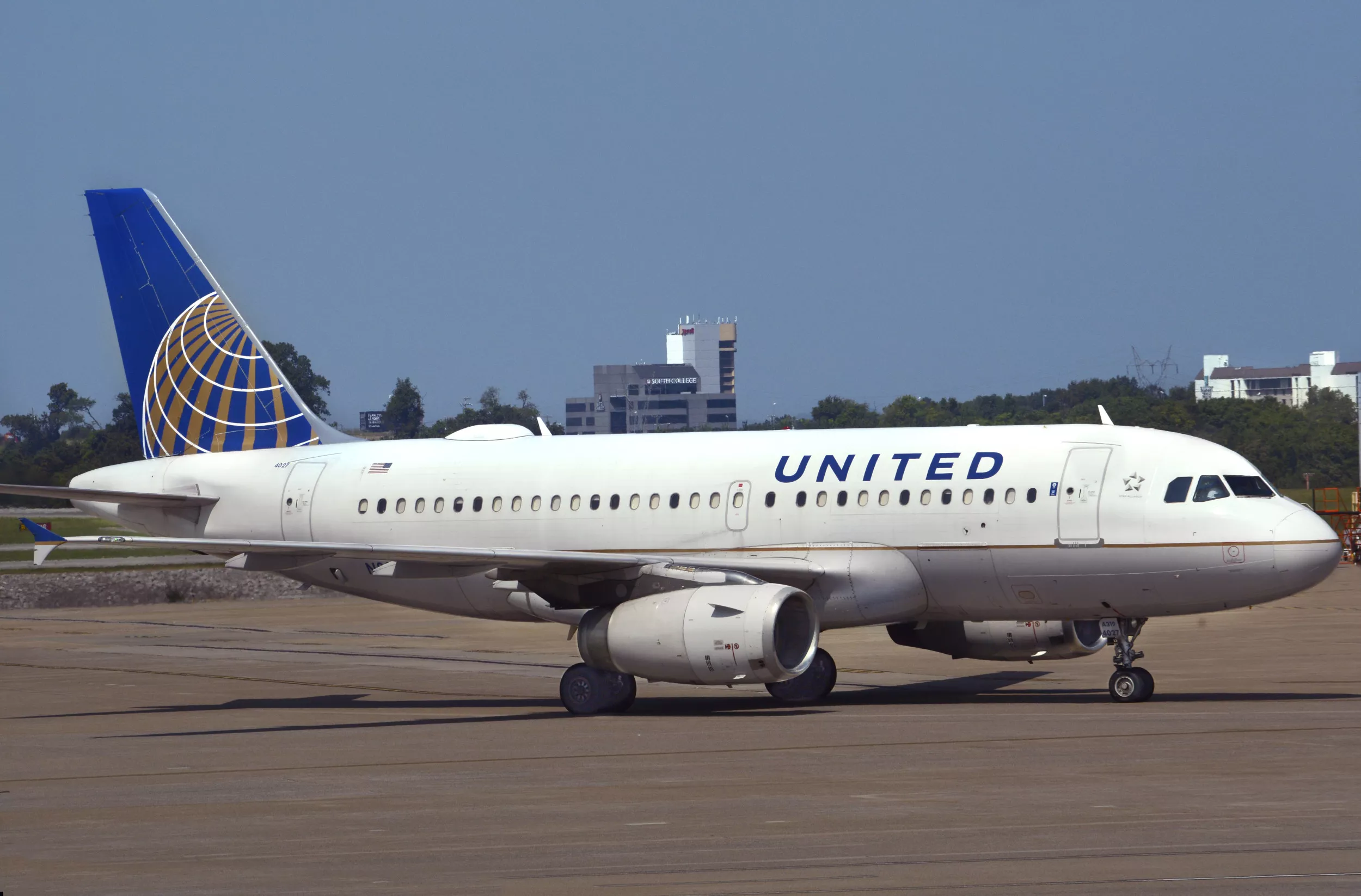 United Airlines Emergency Slide Which Fell Into Backyard Sparks Backlash - Vimarsana News
