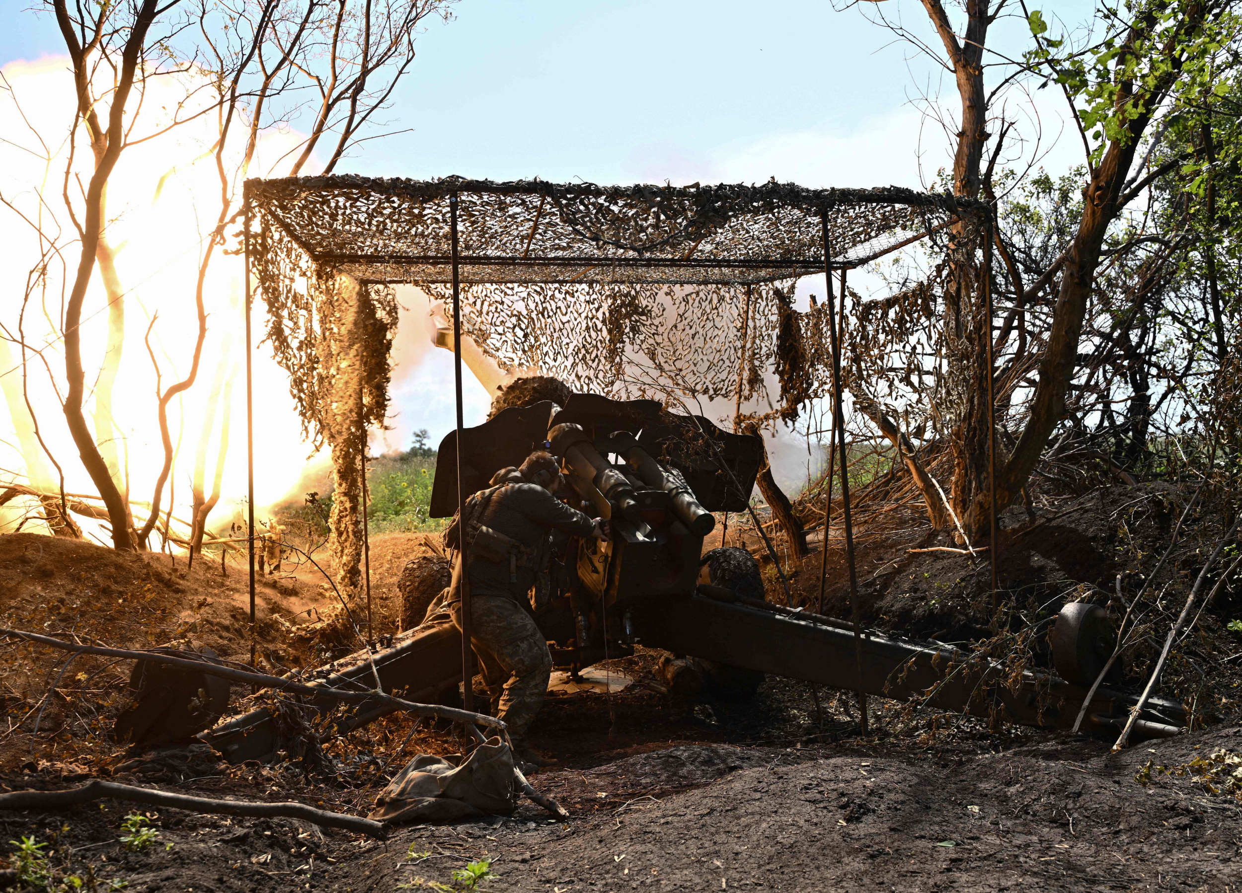 U S 2024 Election Slogans Won T Derail Ukraine Support Deputy PM   Ukrainian Artilleryman Fires Howitzer Near Bakhmut Donetsk 