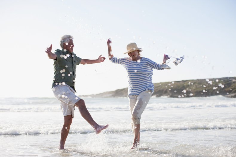 Couple jouant dans les vagues sur la plage.