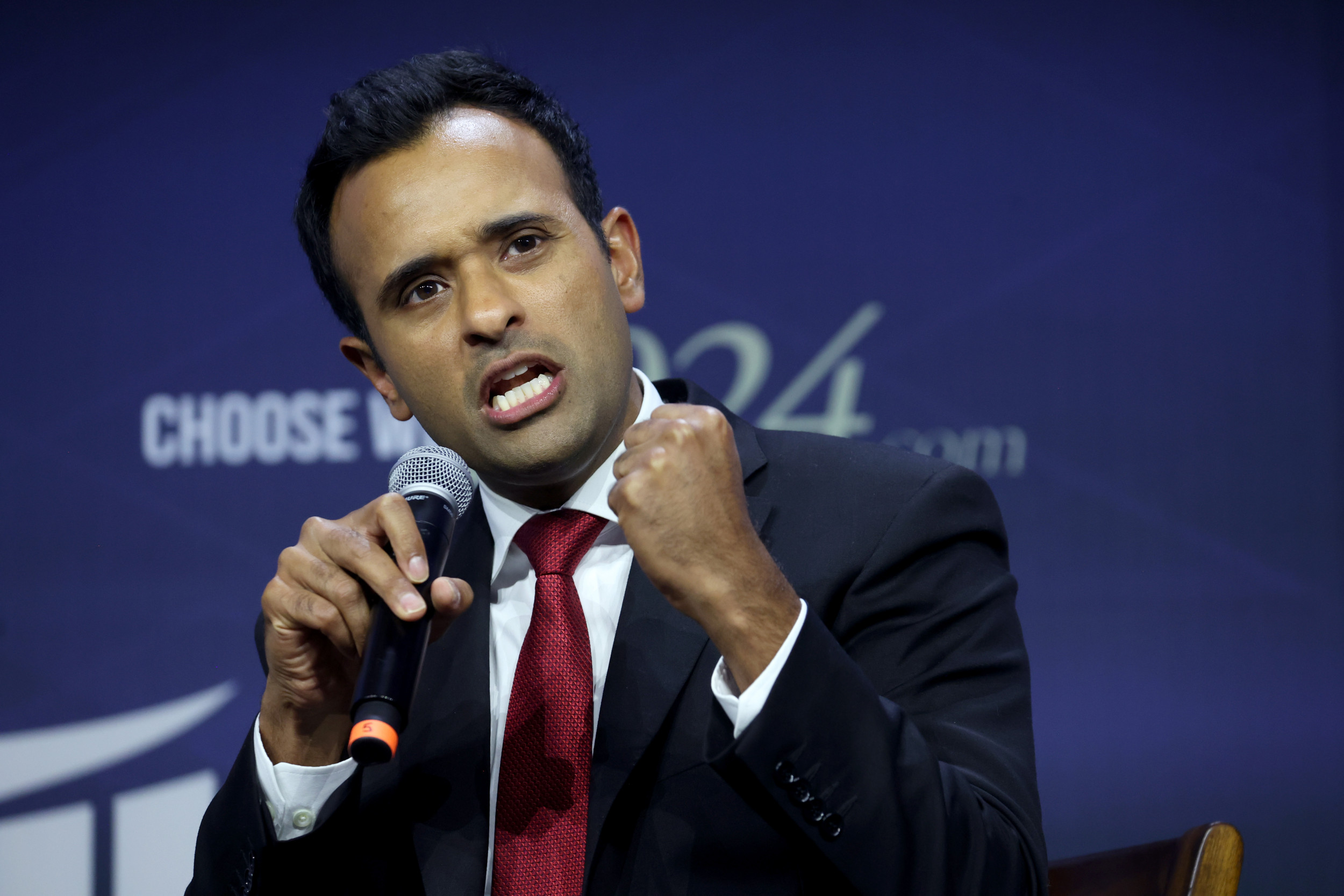 Fox News Host Confronts Vivek Ramaswamy With His Previous Trump Criticism