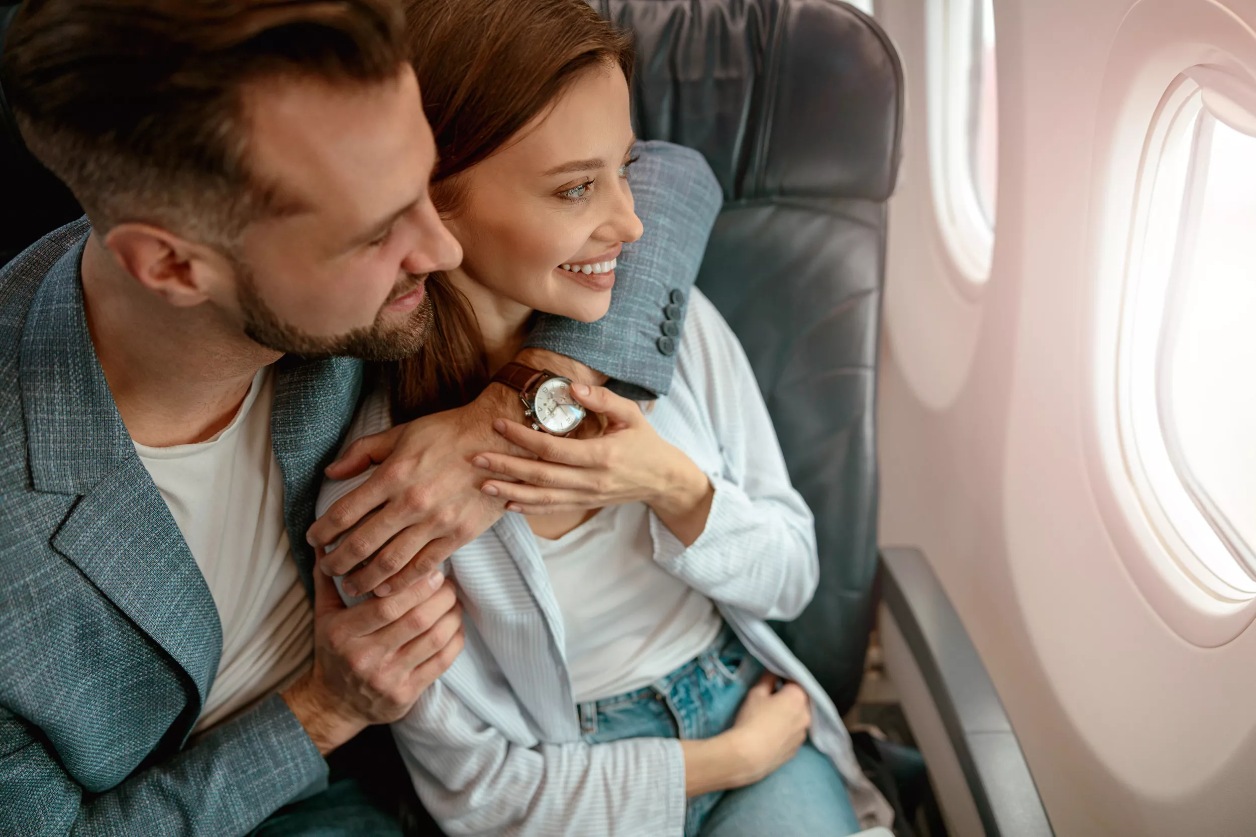 Passenger's Way of Ensuring Girlfriend Can Exit Plane First Splits Views - Vimarsana News