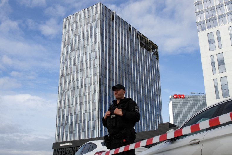 Tòa nhà bị hư hại trong cuộc tấn công bằng máy bay không người lái ở Moscow