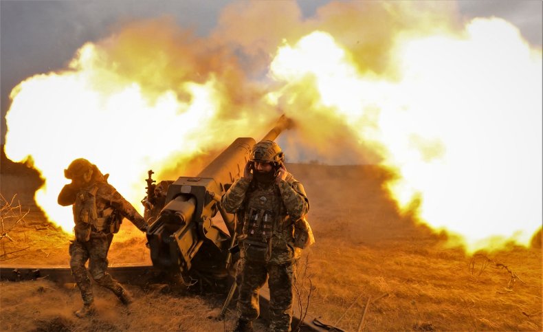  Ukrainian servicemen firing with a D-30 howitzer