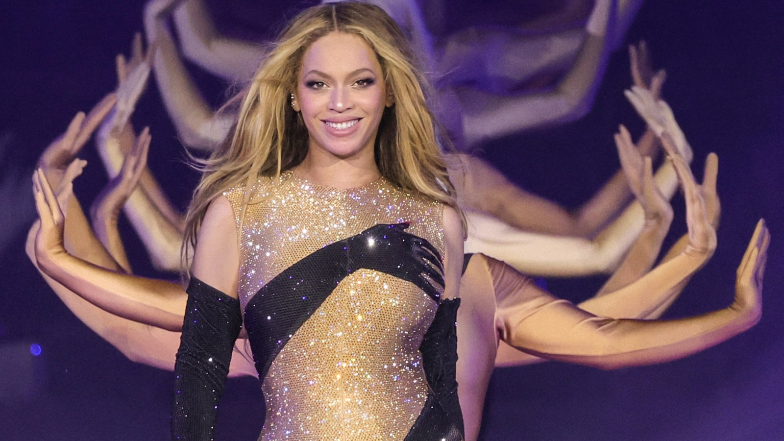 Beyoncé Suffers Wardrobe Malfunction During Detroit Concert, Video Shows