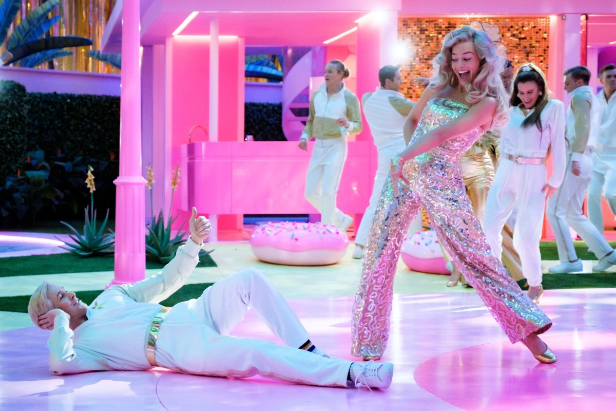 Ryan Gosling and Margot Robbie dance Barbie