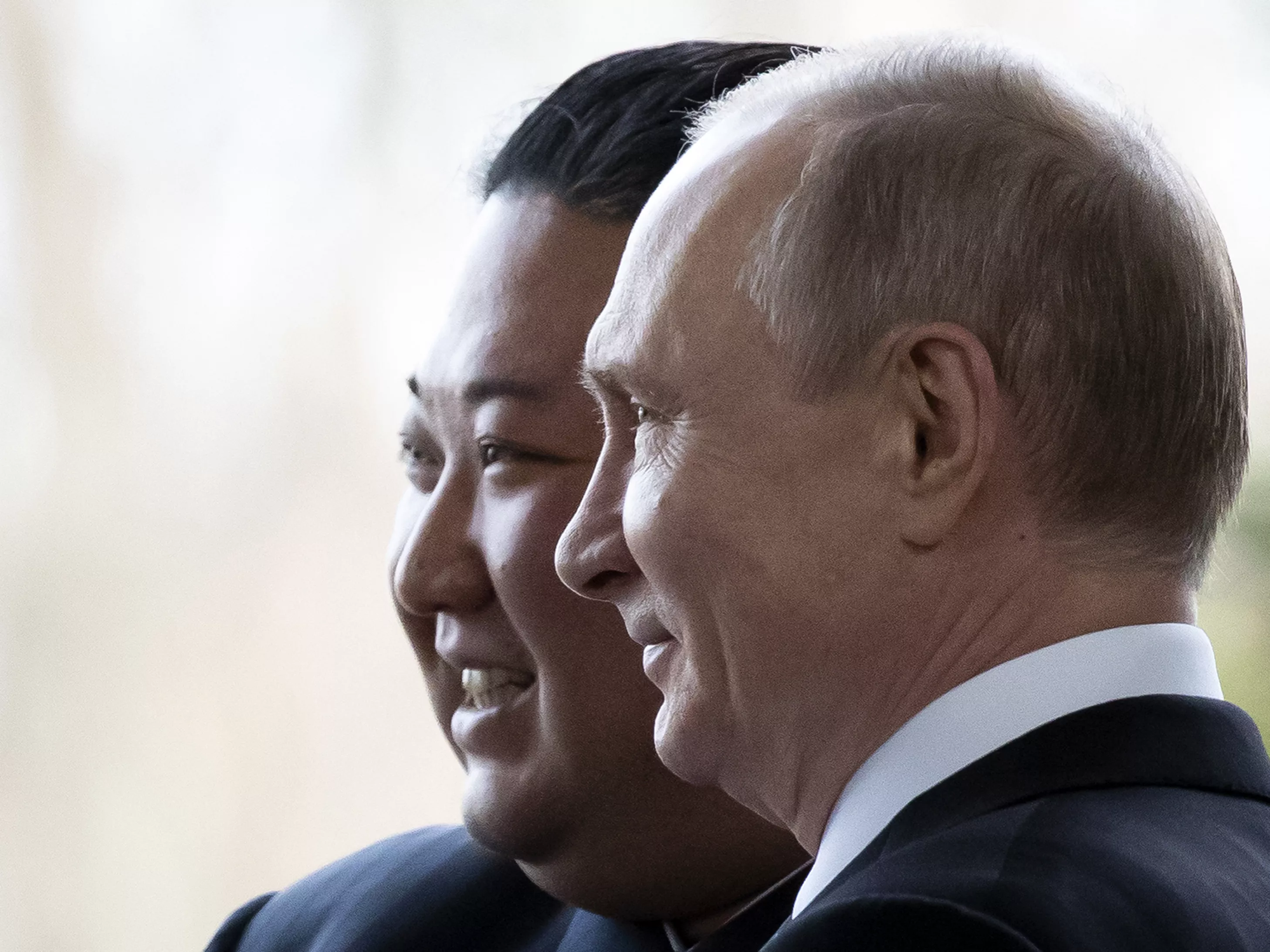 Kim Jong Un decorates walls with huge portraits of Putin - Vimarsana News