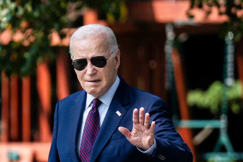 Biden Forgets to Sign Executive Order atEvent