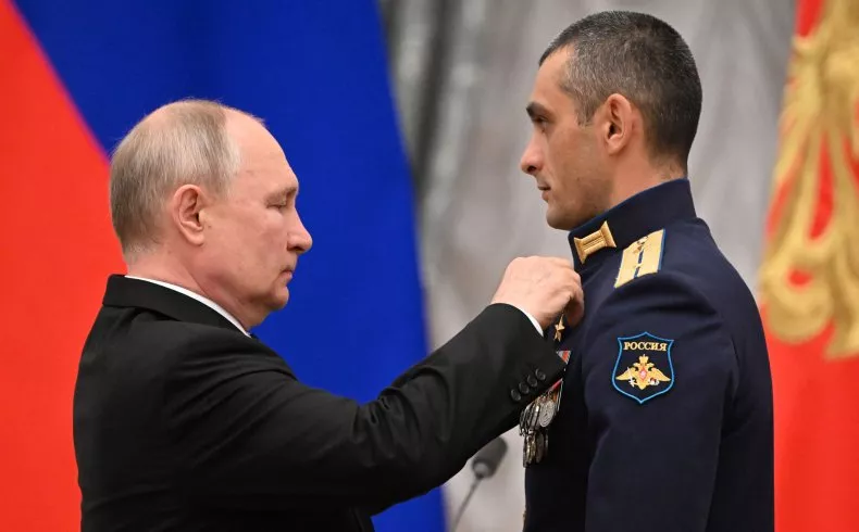 Vladimir Putin memberikan penghargaan Pahlawan Rusia kepada Letnan Muda Daniyar Dzhartanov di Istana Agung Kremlin di Moskow pada 2 Agustus 2023. Outlet independen berbahasa Rusia Agentstvo mencatat bahwa tidak ada anggota militer yang menerima penghargaan dari Putin.