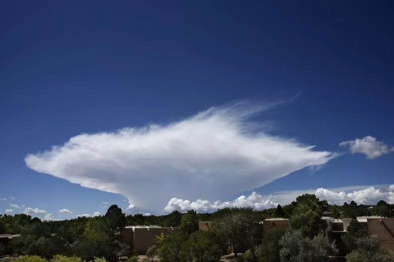 Awan cumulonimbus incus, juga dikenal sebagai awan landasan, terbentuk di langit dekat Santa Fe, New Mexico. Fenomena ini juga muncul yang membuat penduduk Kazan yang ketakutan, kota terbesar kelima di Rusia, menggunakan media sosial untuk berbagi gambar dan video awan yang menyerupai
