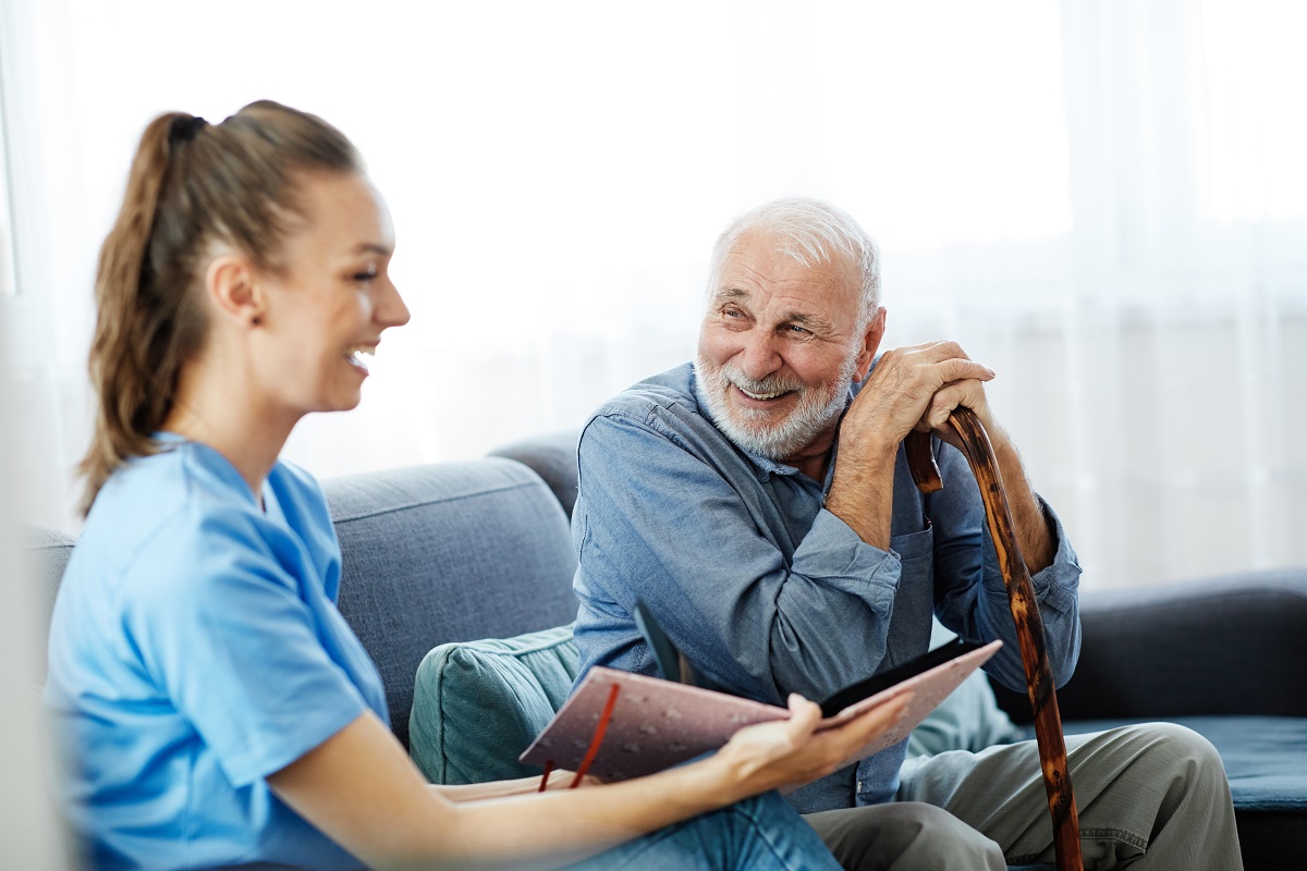Internet Falls In Love With Elderly Neighbor Checking In On Single Mom