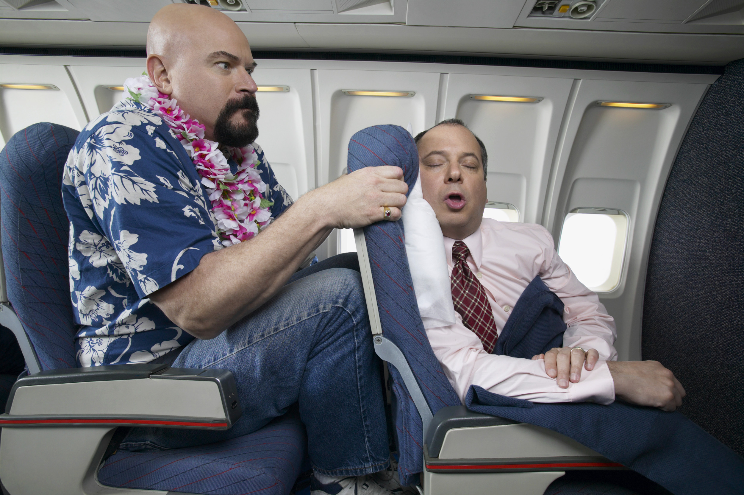 Высокие люди в самолете. Толстый пассажир в самолете. Самолет с пассажиром. Люди в самолете. Толстый самолет.