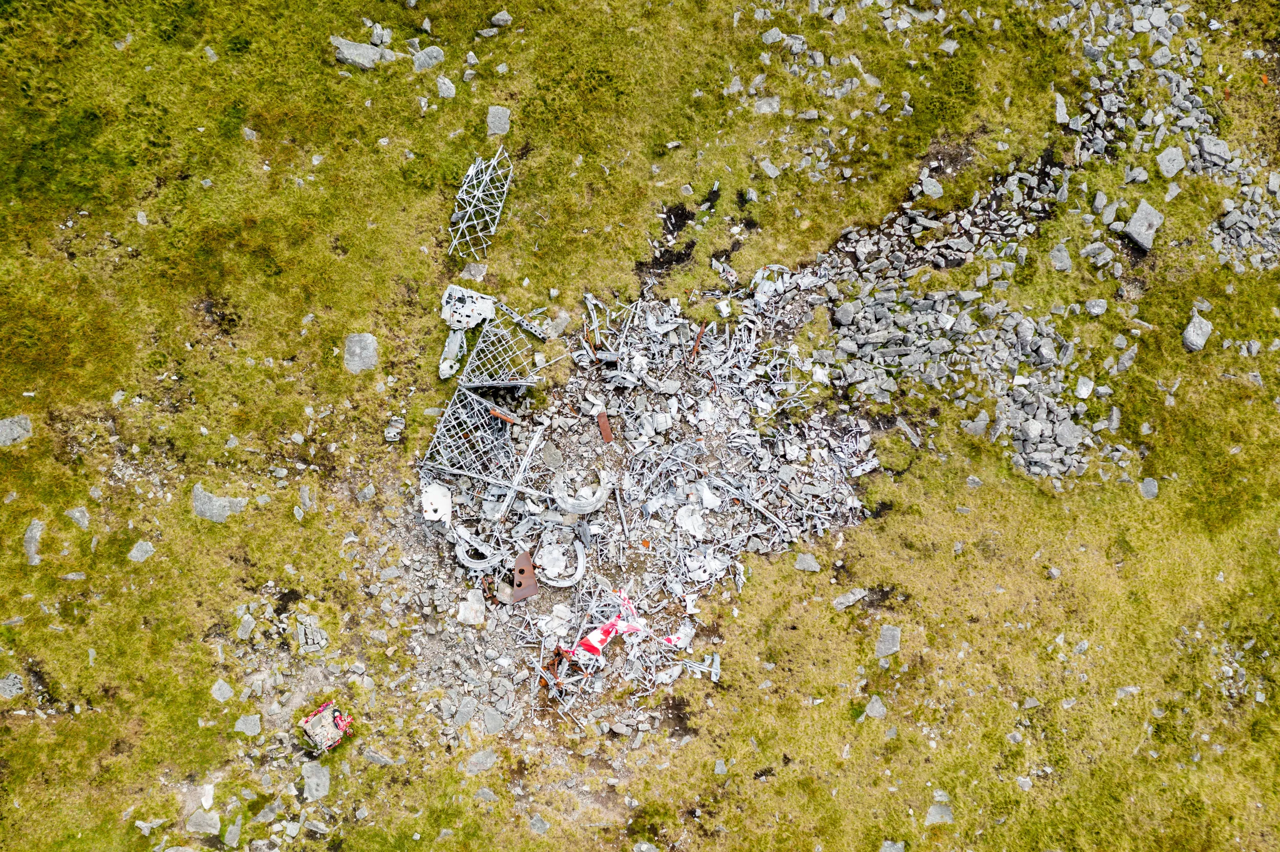 Internet Amazed as Hiker Finds Plane Wreck on Remote Mountain - Vimarsana News