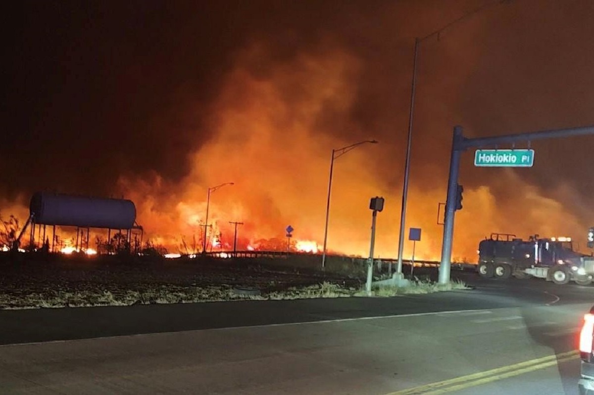 Hawaii Residents Forced to Jump Into Water as Fire Engulfs Town