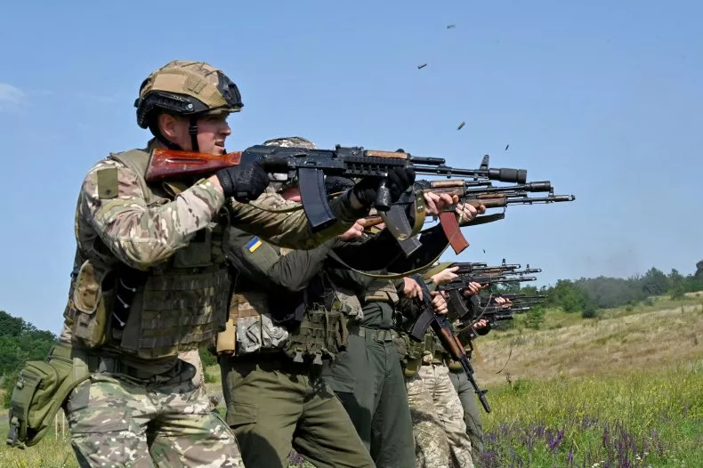 Komandan peleton Pengawal Nasional Ukraina ikut serta dalam pelatihan di wilayah Kharkiv pada 26 Juli 2023. Sebagian besar wilayah itu dibebaskan pada September 2022, tetapi sekarang kembali berisiko di tengah serangan baru Rusia.